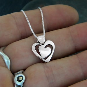 Piccolo ciondolo in argento a forma di cuore. Ciondolo a cuore. Gioiello artigianale