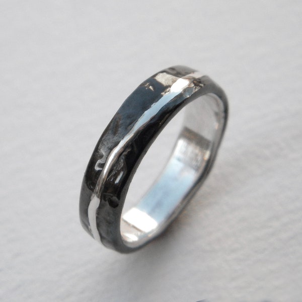 Geschmiedeter Ring aus Eisen mit unregelmäßig eingegossenem Silberfluss. Eheringe aus Eisen und Silber. Eisen und Silber Ring. Brutalist Ring