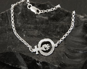 Armband mit feministischem Symbol aus Silber. Feminismus. Feministisches Armband. Feministisches Symbol. Handgefertigtes Schmuckstück. Geschenk für Sie.