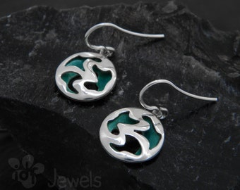 Boucles d’oreilles en argent avec volume et émail turquoise à l’intérieur. Boucles d’oreilles bleues. Boucles d’oreilles rondes avec volume. Boucles d’oreilles en émail. Boucles d’oreilles pendantes