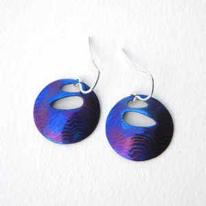 Colourful titanium earrings. Long dangling earrings made of oxidised titanium. Titanium jewellery. Handmade jewelry