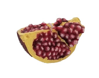 Realistische kaars in de vorm van een granaatappelschijfje: handgemaakte kaars in de vorm van fruit.