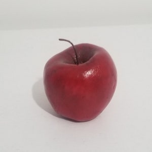 Handgemaakte appelkaars: realistische fruitvormige paraffine