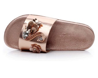 Sandalias planas brillantes con cristales de cisne