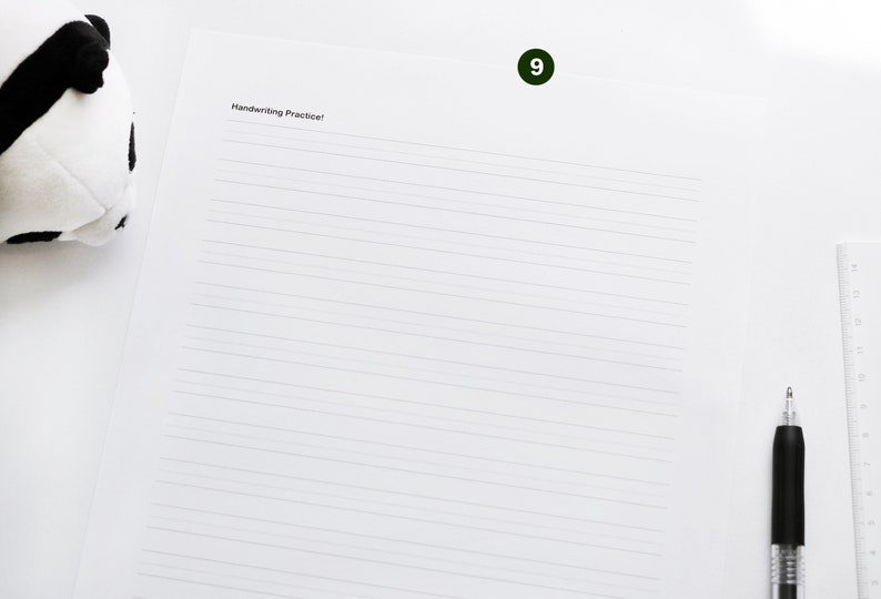 Puede incluir: Una hoja de papel en blanco con l&iacute;neas y el texto "Handwriting Practice!" en la parte superior. El n&uacute;mero 9 est&aacute; rodeado de un c&iacute;rculo verde en la esquina superior derecha de la p&aacute;gina.