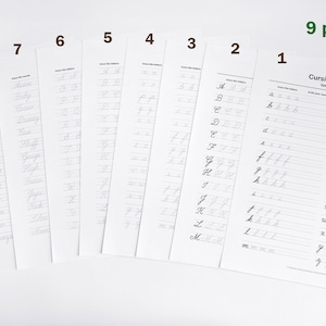 Puede incluir: Nueve p&aacute;ginas de hojas de trabajo de escritura cursiva. La primera p&aacute;gina tiene el alfabeto en cursiva, y las p&aacute;ginas restantes tienen palabras y letras para practicar la escritura cursiva.