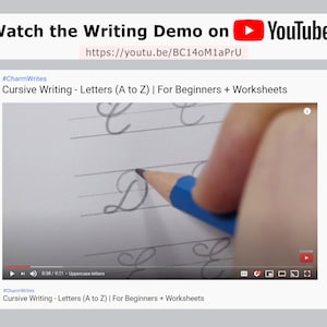 Puede incluir: Primer plano de una mano escribiendo la letra "D" en cursiva en papel rayado con un l&aacute;piz azul. El video se titula "Escritura cursiva - Letras (A a Z) | Para principiantes + Hojas de trabajo" e incluye el hashtag #CharmWrites. El video est&aacute; disponible en YouTube.