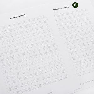 Puede incluir: Dos hojas de trabajo imprimibles en blanco y negro para practicar letras may&uacute;sculas en cursiva. Las hojas de trabajo est&aacute;n etiquetadas como "Letras may&uacute;sculas" y tienen los n&uacute;meros "5" y "6" en c&iacute;rculos en la esquina superior izquierda de cada p&aacute;gina.