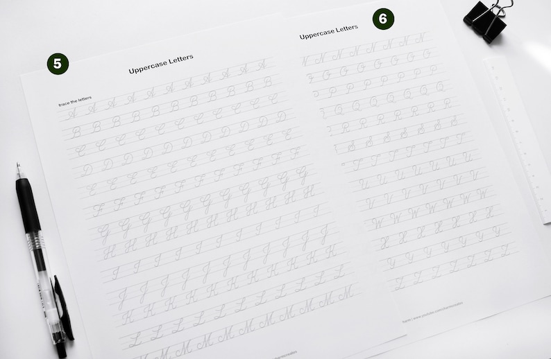 Puede incluir: Dos hojas de trabajo imprimibles en blanco y negro para practicar letras may&uacute;sculas en cursiva. Las hojas de trabajo est&aacute;n etiquetadas como "Letras may&uacute;sculas" y tienen los n&uacute;meros "5" y "6" en c&iacute;rculos en la esquina superior izquierda de cada p&aacute;gina.