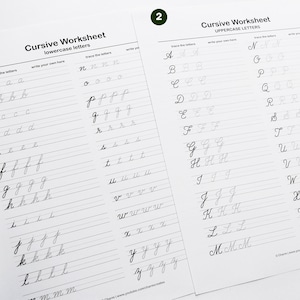 Puede incluir: Dos hojas de trabajo de escritura cursiva en blanco y negro. La primera hoja de trabajo es para letras min&uacute;sculas y la segunda hoja de trabajo es para letras may&uacute;sculas. Cada hoja de trabajo tiene una columna para trazar las letras y una columna para escribir las letras por tu cuenta.