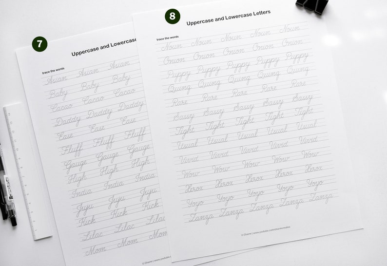 Puede incluir: Dos hojas de trabajo para practicar la escritura cursiva. Las hojas de trabajo se titulan "Letras may&uacute;sculas y min&uacute;sculas" y presentan palabras que comienzan con las letras A a la Z. Las palabras est&aacute;n escritas en cursiva en papel rayado.