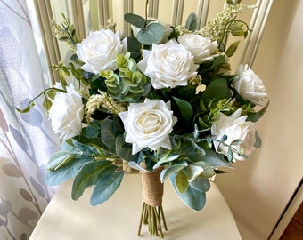 white and green bridesmaid bouquets