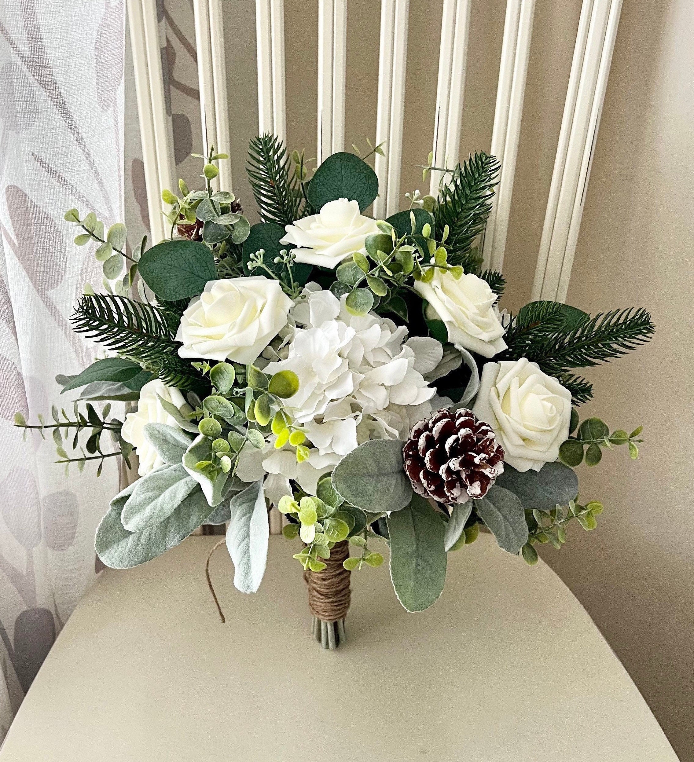 Ramo de novia de invierno, ramo de novia de Navidad, piñas y flores de seda  para boda, flores de dama de honor de color verde marfil artificial para  Navidad - Etsy México, image size:2271x2494