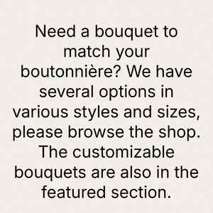 Op de afbeelding: Een lichtgekleurd rechthoekig bord met zwarte tekst die luidt: Need a bouquet to match your boutonni&egrave;re? We have several options in various styles and sizes, please browse the shop. The customizable bouquets are also in the featured section.