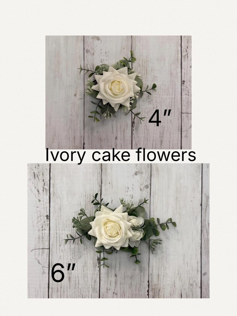 K&ouml;nnte beinhalten: Zwei elfenbeinfarbene Tortenblumen-Gestecke mit wei&szlig;en Rosen und gr&uuml;nem Eukalyptuslaub. Das obere Gesteck ist mit 4 Zoll gekennzeichnet, das untere mit 6 Zoll. Der Text Ivory cake flowers steht mittig zwischen den beiden Gestecken.