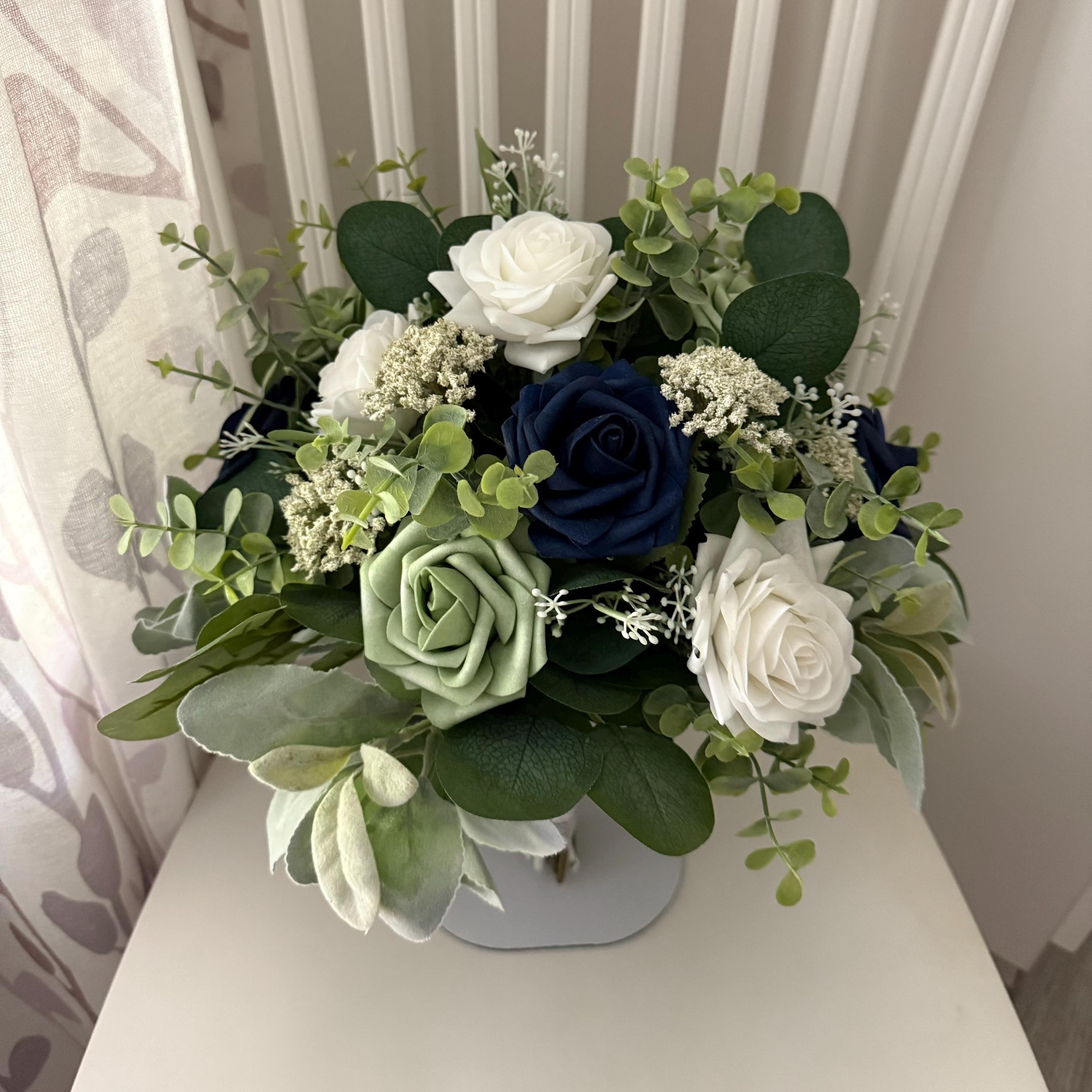 Ramo de novia verde salvia, rosas azul marino y blancas, flores de boda de  eucalipto - Etsy México, image size:3000x3000