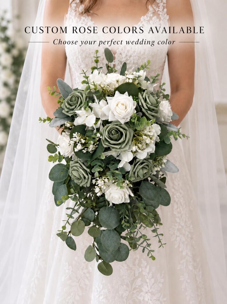 Op de afbeelding: Een waterval bruidsboeket met saliegroene en witte rozen, geaccentueerd met eucalyptusbladeren en kleine witte vulbloemen. De tekst CUSTOM ROSE COLORS AVAILABLE en Choose your perfect wedding color staat hierboven weergegeven.