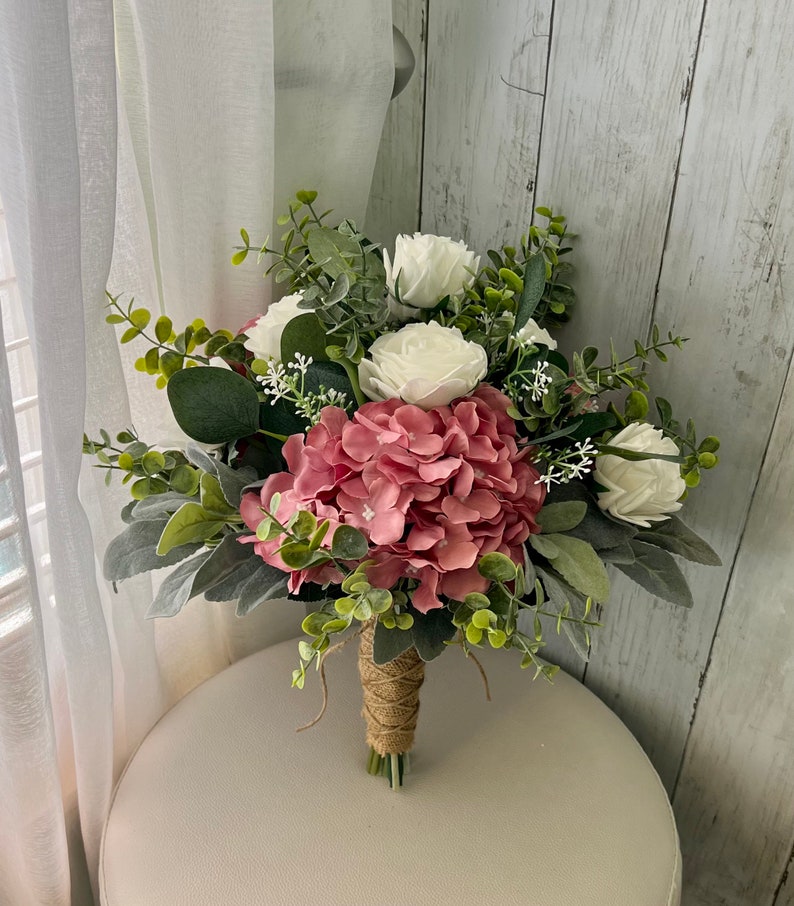 Boho wedding bouquet, mauve hydrangea white roses & greenery bridal bouquet, dusty rose wedding bouquet, eucalyptus sage bridesmaid flowers afbeelding 7