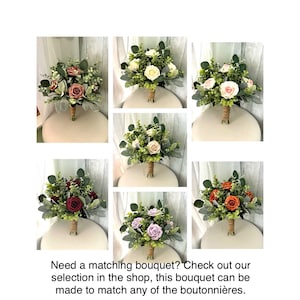 Op de afbeelding: Een collage van zeven bloemboeketten met rozen in diverse kleuren, waaronder oudroze, cr&egrave;me, lichtroze, bordeauxrood, lavendel en roestoranje, geaccentueerd met groene eucalyptusbladeren en omwikkeld met bruin touw bij de stelen.