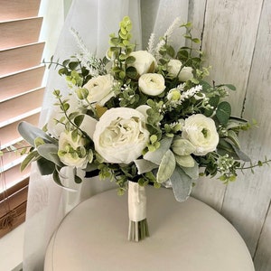 Bouquet de mariée bohème, bouquet de la mariée blanc et ivoire, fleurs de mariage, boutonnières de demoiselle d'honneur rustique pivoine vert sauge renoncule eucalyptus