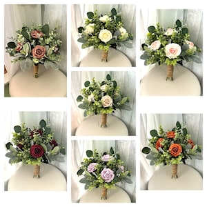 Op de afbeelding: Een collectie van zeven bloemboeketten met rozen in diverse kleuren zoals oudroze, wit, lichtroze, cr&egrave;me, bordeauxrood, lavendel en roestoranje, geaccentueerd met groene eucalyptusbladeren en stelen omwikkeld met natuurlijk touw.