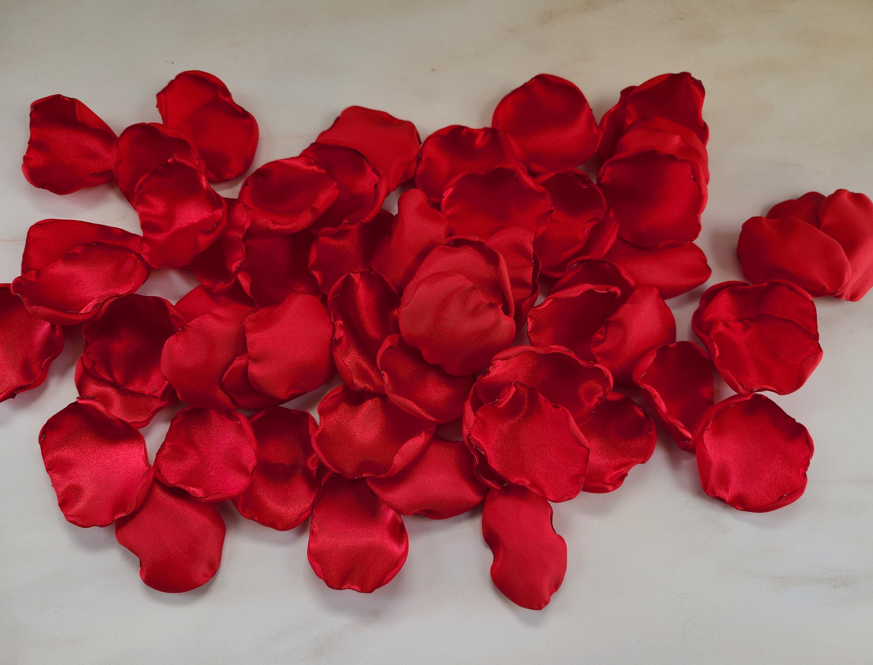 Corazón en escultura de 200 rosas blancas contorno rojo caja blanca