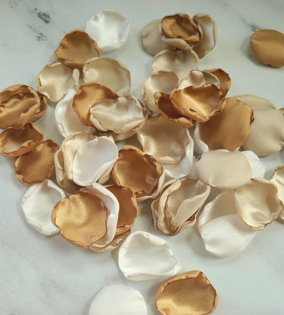 Decoración de boda bohemia, beige neutro, pétalos de rosa blancos