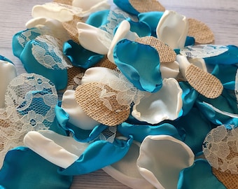 Puede incluir: Un montón de pétalos de rosa de tela color turquesa, blanco y arpillera para la decoración de bodas.