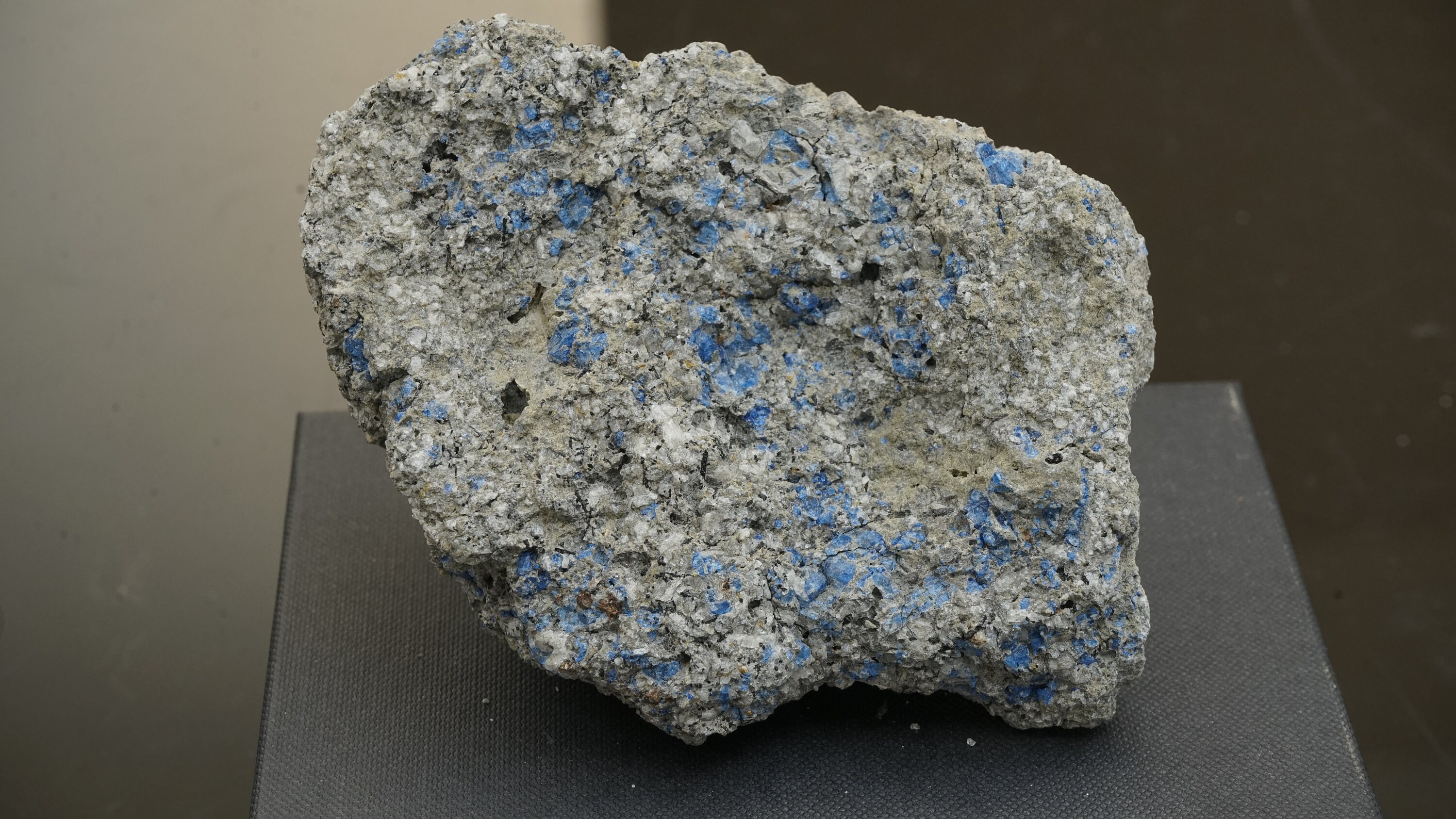 Hauyne Eifel 373 Grammes | Centaine de Cristaux Bleu