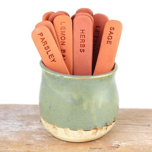 Marcadores de hierbas de terracota, etiquetas para huertos estampadas a mano