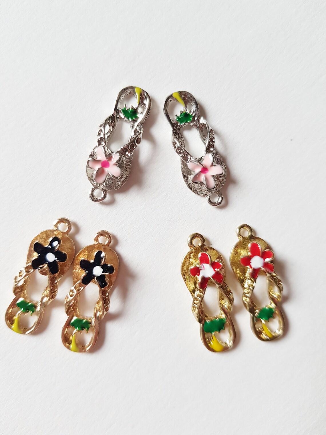 Lot De 2 Charms Breloques à Fermoir Métal Argenté - Motifs Tongs Jaune Clair Et Noir - Bijoux Fantaisie
