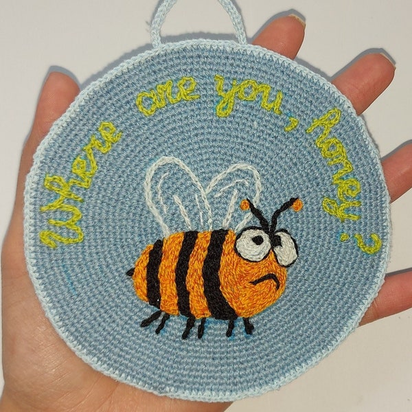 Dessous de verre avec une abeille cool ; Ou es tu chéri? Un cadeau vraiment sympa et inoubliable ! Pièce de maison brodée au crochet, décoration de table, etc. Achetez maintenant !