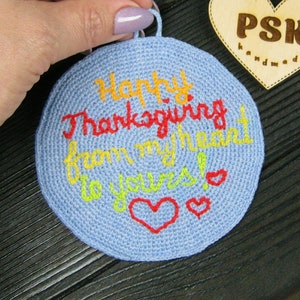Underlägg Glad Thanksgiving från mitt hjärta till ditt! Rund broderad bordsdekoration, användbar present till honom eller henne, manlig och kvinnlig vän. Köp nu!