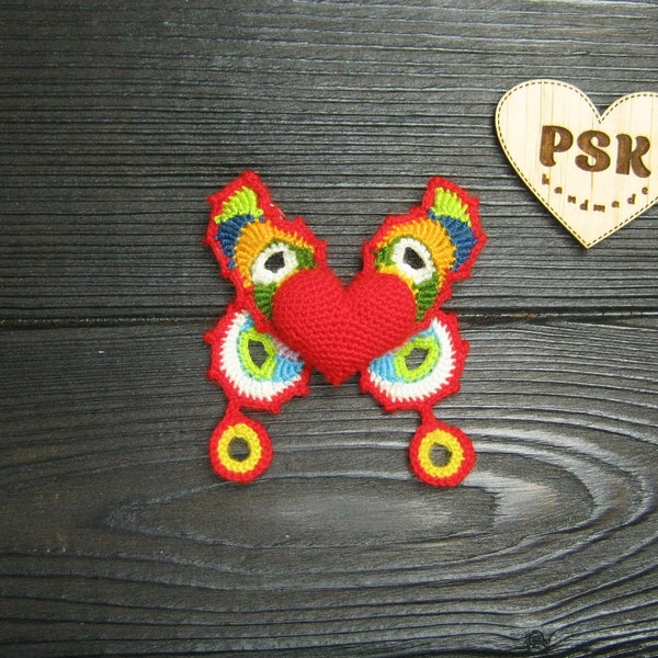 Ailes de cœur, broche au crochet avec des ailes de papillon. Cadeau spécial unisexe personnalisable pour vous, petite amie, cher ami et n’importe qui. Achetez-le maintenant!