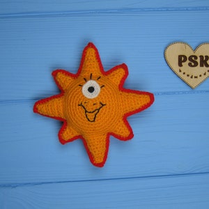 Soleil souriant avec visage, broche au crochet souple. Joli cyclope souriant vu du ciel. Beau cadeau pour vous, votre ami(e) pour 4 elle. Achetez maintenant !