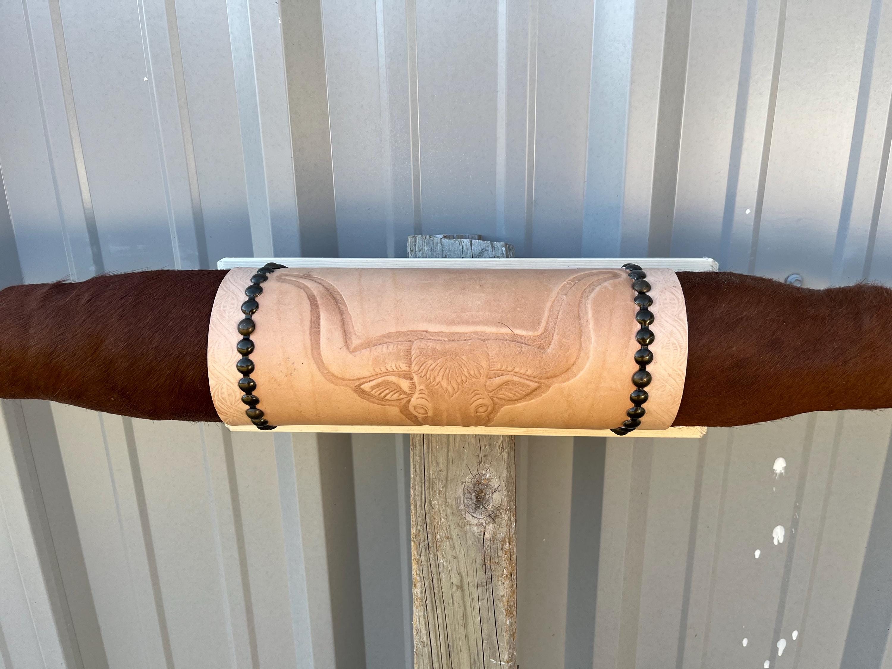 マウントされた雄牛の角 7 フィート 1/4 インチ幅 磨かれた牛の角 雄牛