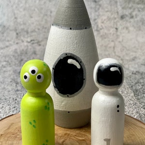 Peg doll Set - space themed  peg people alien, austronaut and rocket