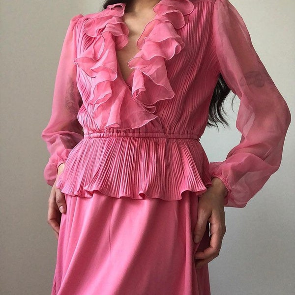 Robe vintage rose à volants et fioritures