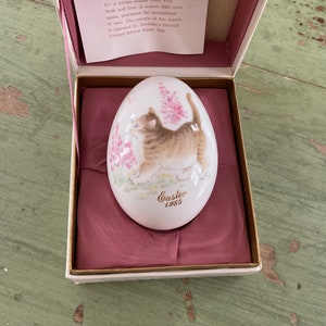 Cat in pink flowers Noritake Easter egg from 1985 in original box