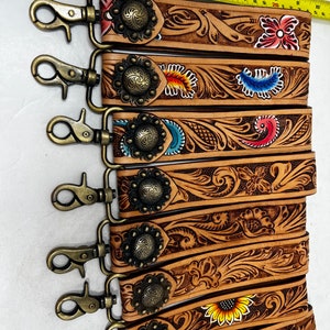 Llavero personalizado de cuero repujado. 9” de largo plegado