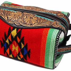 Bolso de viaje de cuero personalizado con cremallera y bolsillo para artículos de tocador, neceser de viaje estilo occidental para mujeres y hombres.