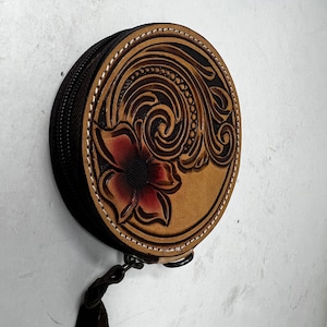 Cartera con tarjetero de cuero personalizada y repujada