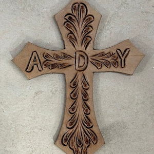 Amuleto de cruz de cuero con letras personalizadas para bolsos, sillín y árbol de Navidad