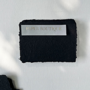 Handgeschöpftes Baumwollpapier mit Deckkanten. Schwarz