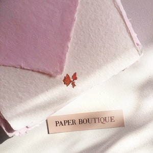 Handgemachte Baumwollpapierkarte mit unebenem Rand für Hochzeitseinladungen, Dankeskarten und Grußkarten. Kostenloser Versand.