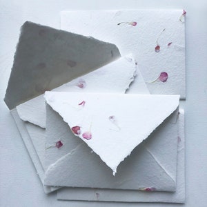 Sobre artesanal con bordes de baraja y flores secas