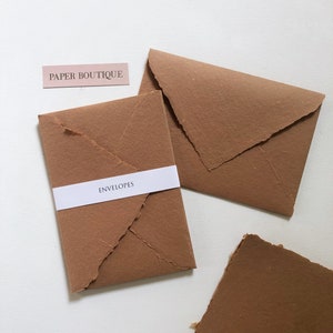 Carta con bordo increspato. Buste fatte a mano. Mattone