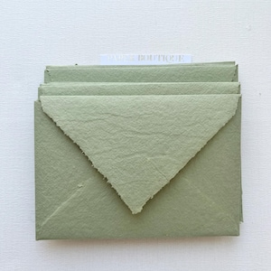 Busta con bordo deckle. Carta fatta a mano. Oliva