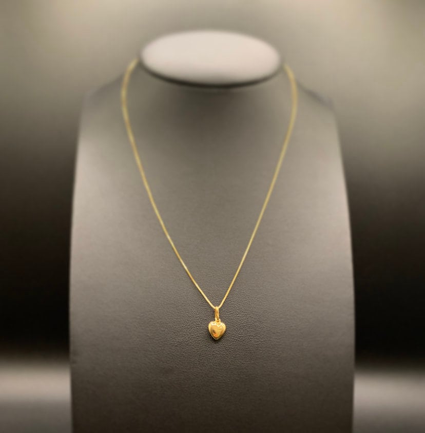 Gold simple on sale chain with locket