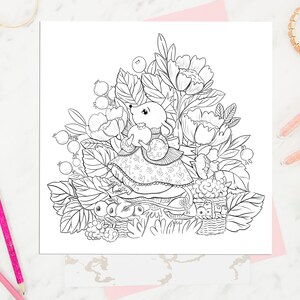 Op de afbeelding: Een zwart-witte lijntekening van een muis die een jurk draagt en een mandje met bessen vasthoudt. De muis wordt omringd door bloemen en bladeren.